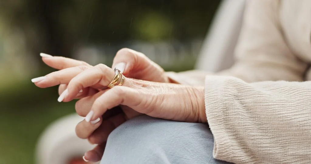 Gepflegte Hände mit Goldring