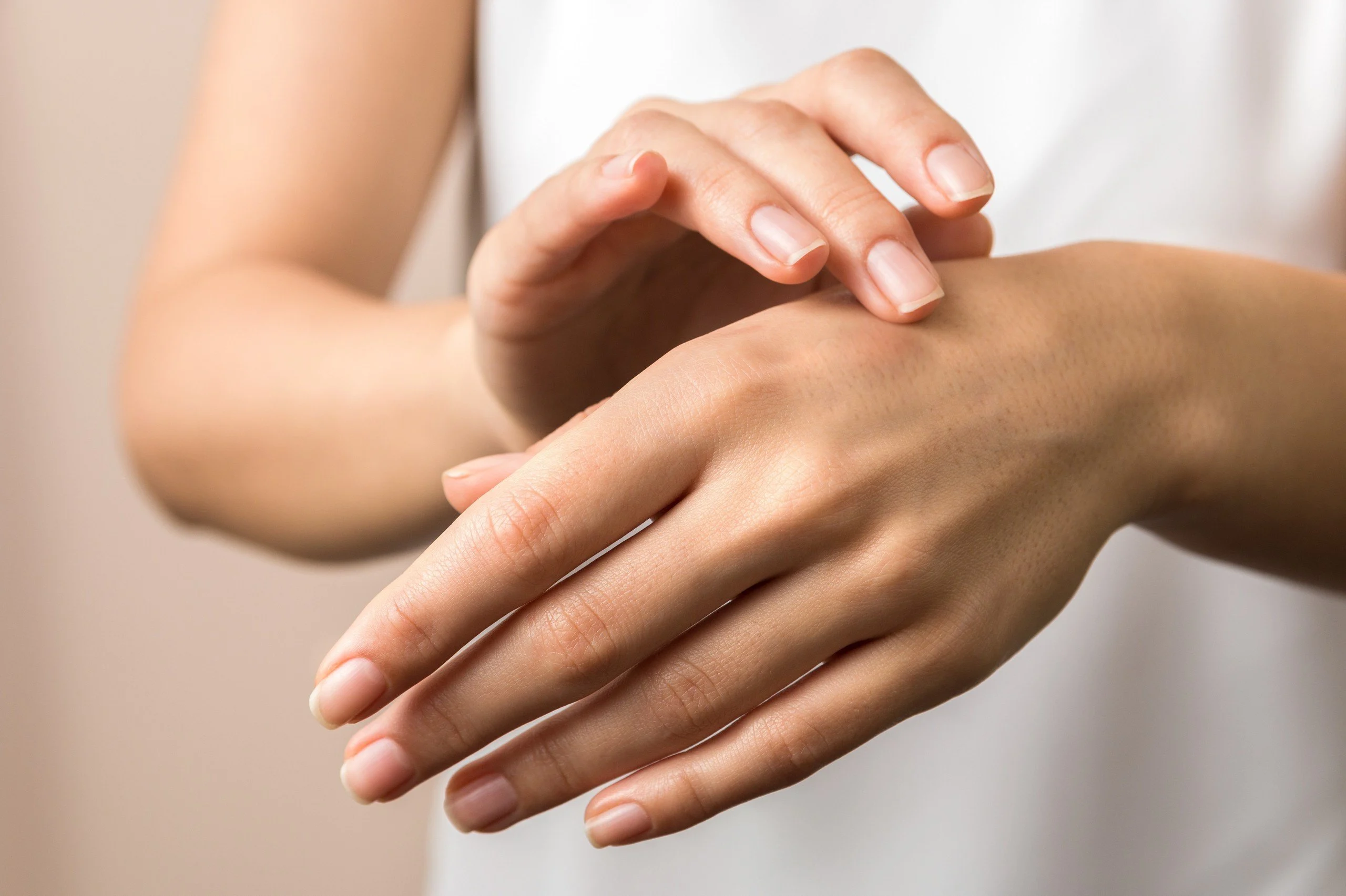 Gepflegte Hände: Eine Hand streicht über den Handrücken der anderen