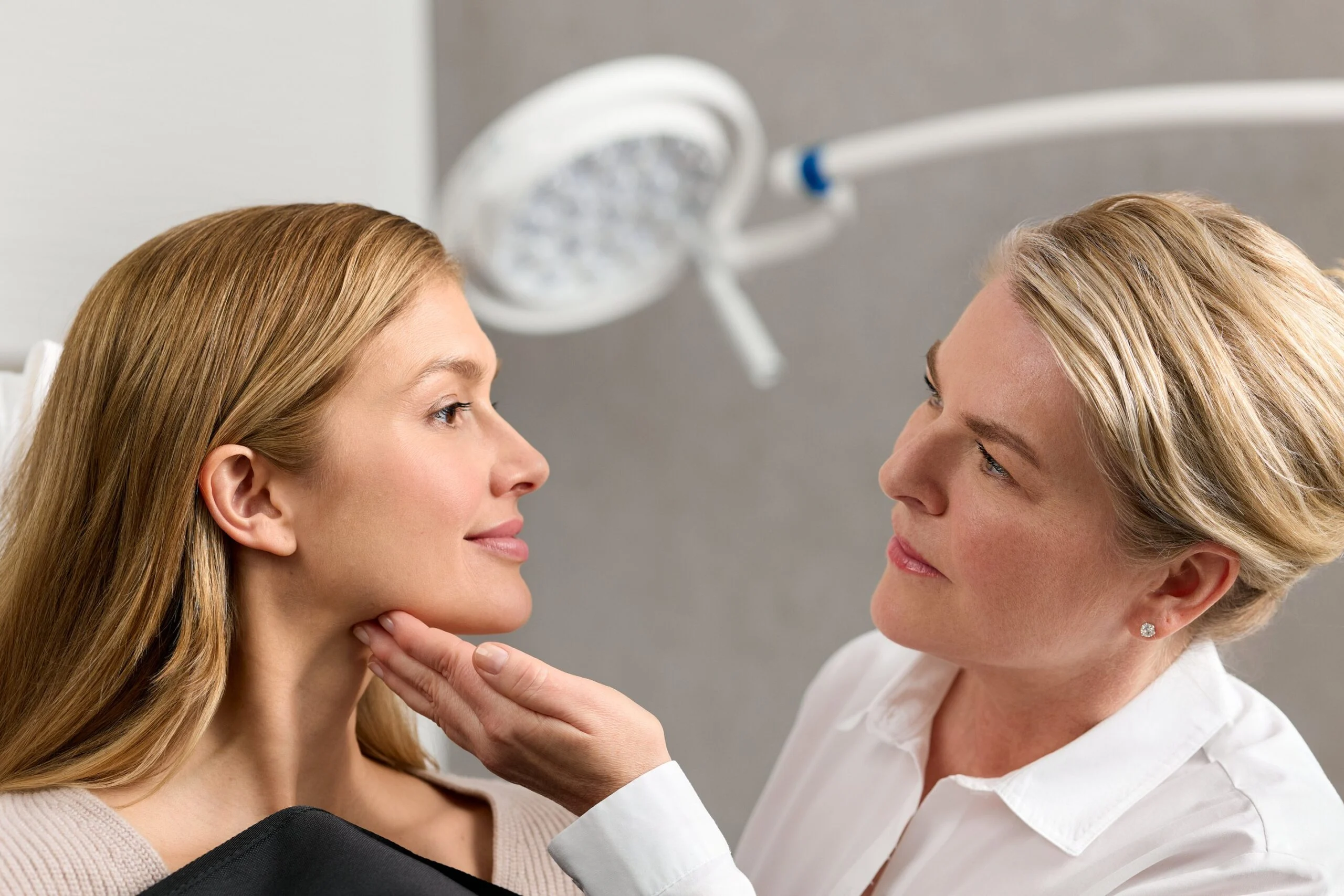 Ärztliche Beurteilung von Kinn- und Wangenpartie in der Hamburg Dermatologie