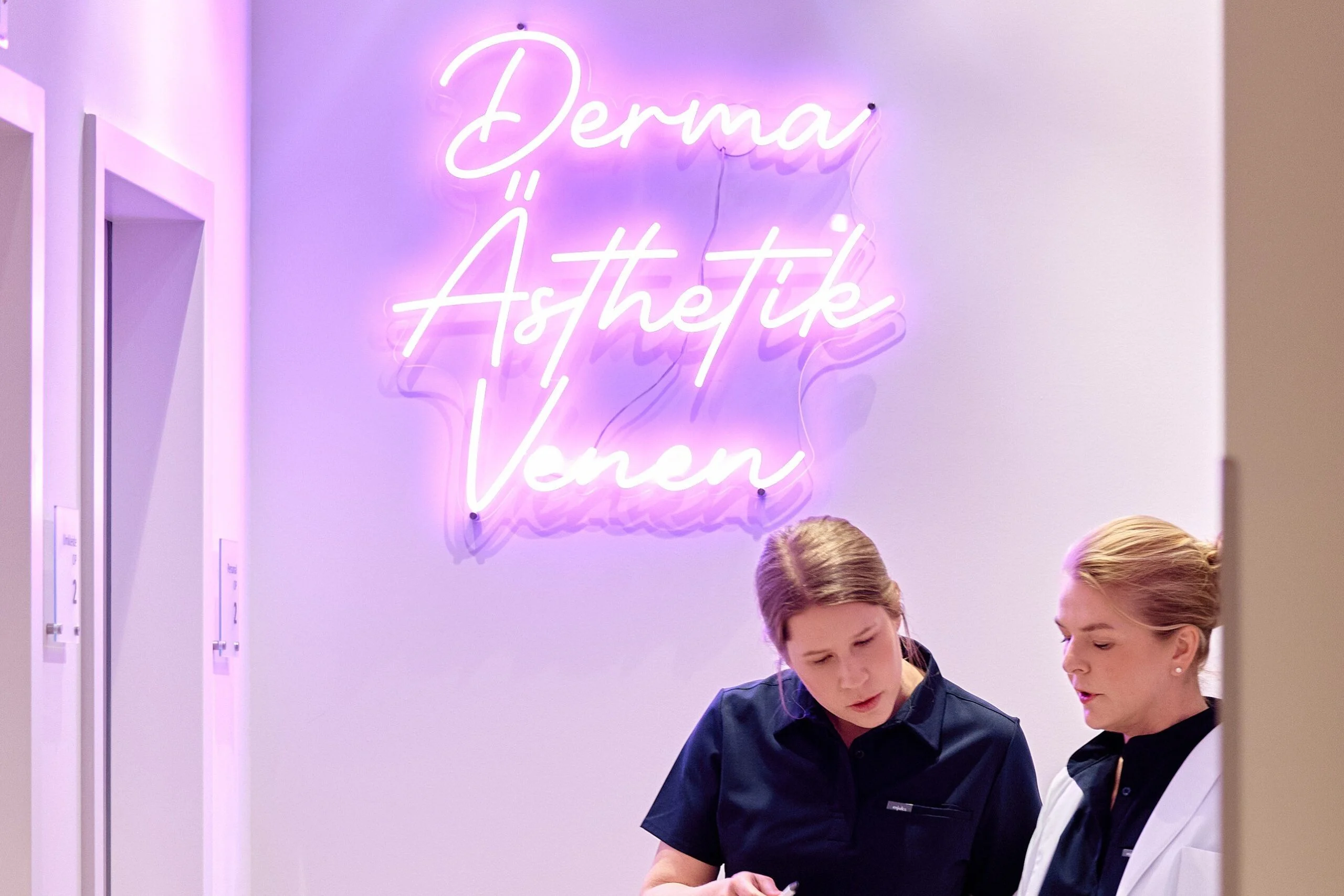Dr. med. Daniela Wiebels und eine Kollegin vor der Leuchtschrift „Derma Ästhetik Venen“
