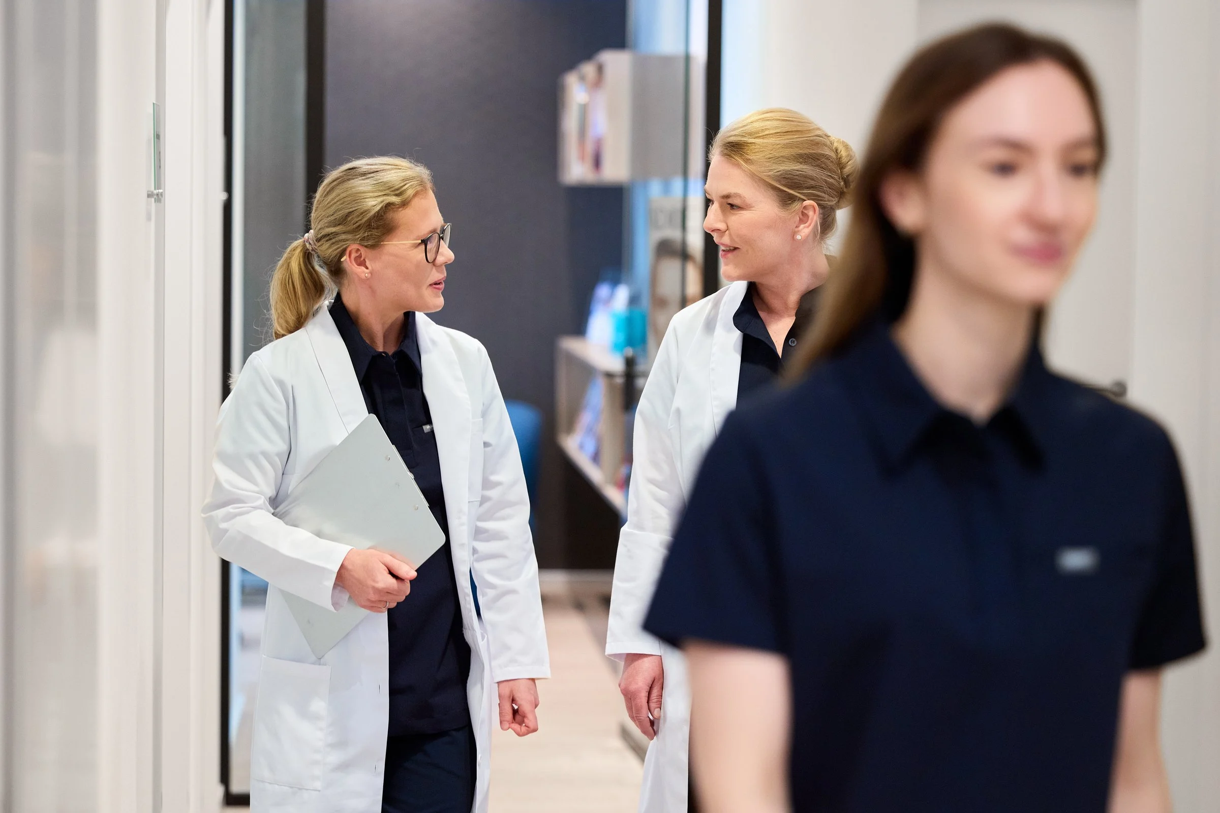 Ärztinnen und Mitarbeiterin im Flur der Hamburg Dermatologie