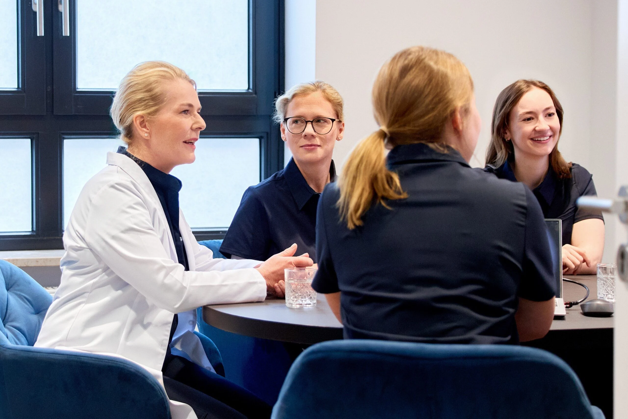 Teambesprechung: Dr. med. Daniela Wiebels mit drei Kolleginnen am Tisch