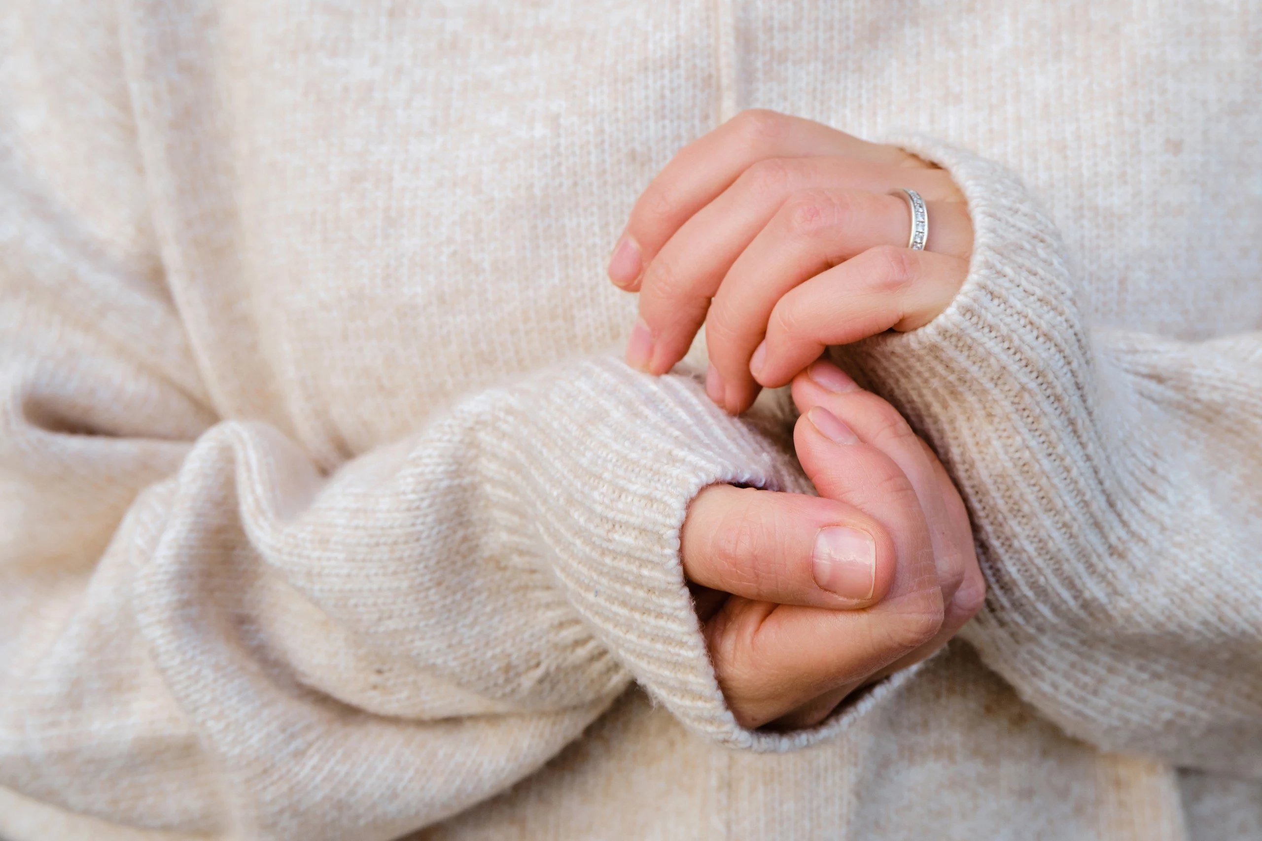 Nahaufnahme weiblicher Hände. Handpflege im kalten Winter
